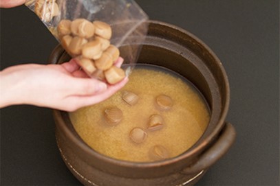 水を足し、2合の水加減に合わせたら残っていた貝柱を加え、炊飯します。
