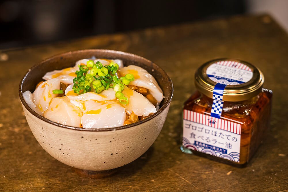 「玉雫」＋納豆の最強コンビに 「ゴロゴロほたての食べるラー油」の油だけをかけた リッチな賄い飯！